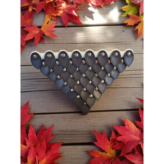 Écailles en cuir marron assemblées avec des rivets pour armure de GN