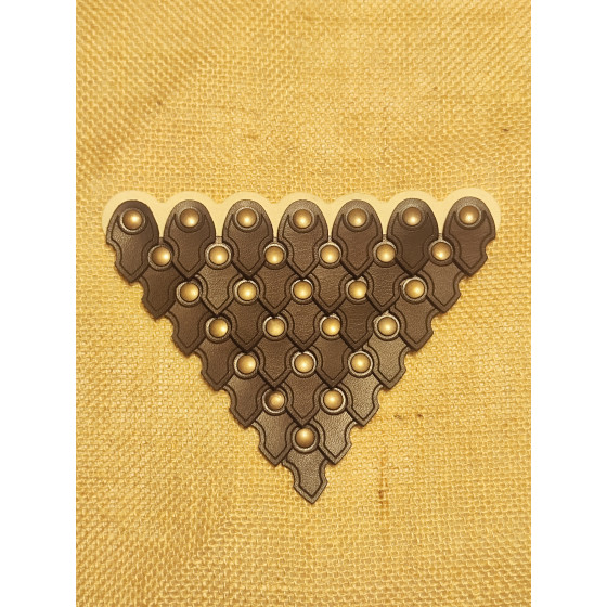 Assemblage triangulaire d’écailles en cuir courbées avec rivets en laiton