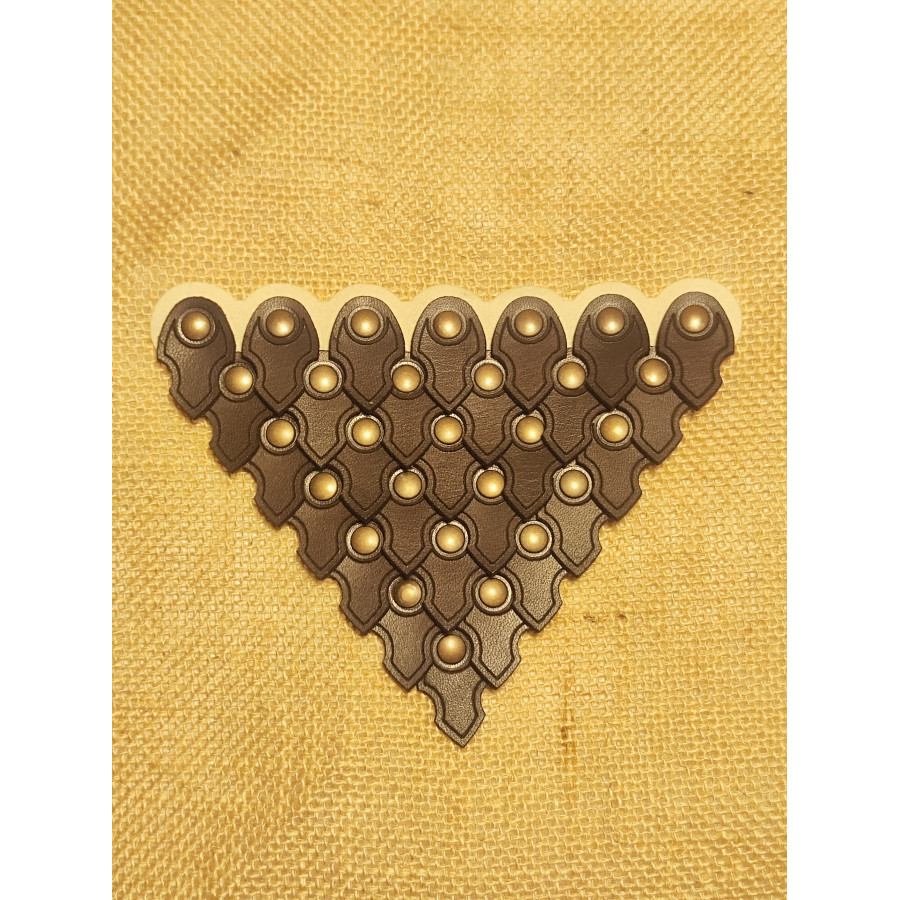 Assemblage triangulaire d’écailles en cuir courbées avec rivets en laiton