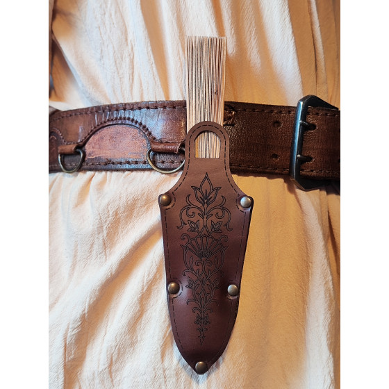 Porte-éventail de ceinture fixé sur un costume de GN