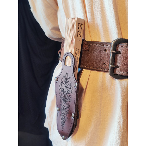 Porte-éventail en cuir porté à la ceinture sur une tenue médiévale