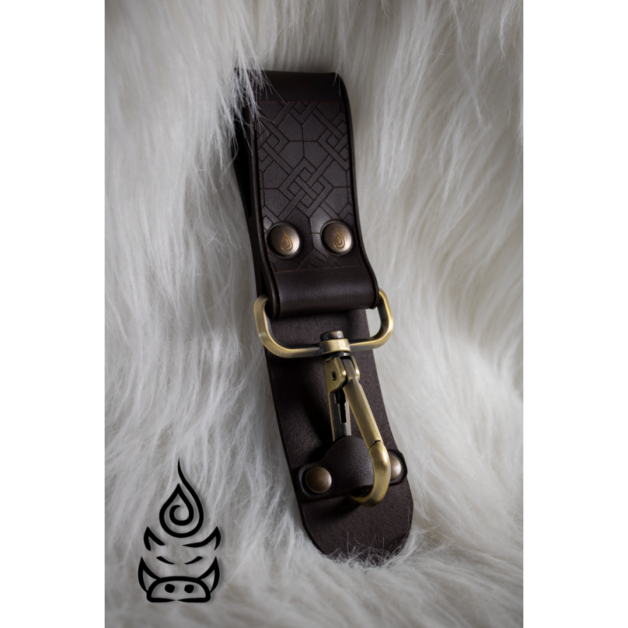 Porte-lanterne en cuir brun avec mousqueton en laiton