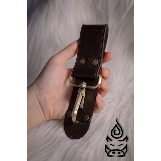 Porte-lanterne en cuir pour ceinture présenté en main