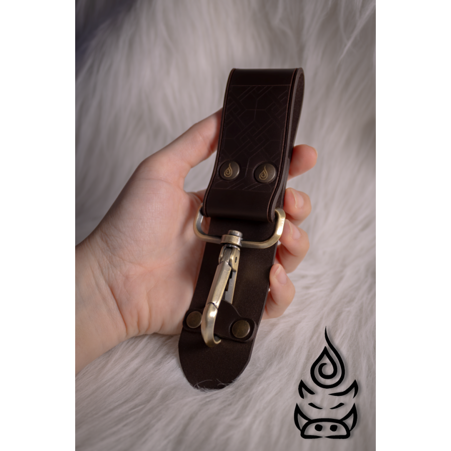 Porte-lanterne en cuir pour ceinture présenté en main