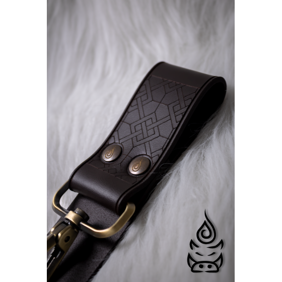 Détail du porte-lanterne en cuir gravé avec rivets en laiton