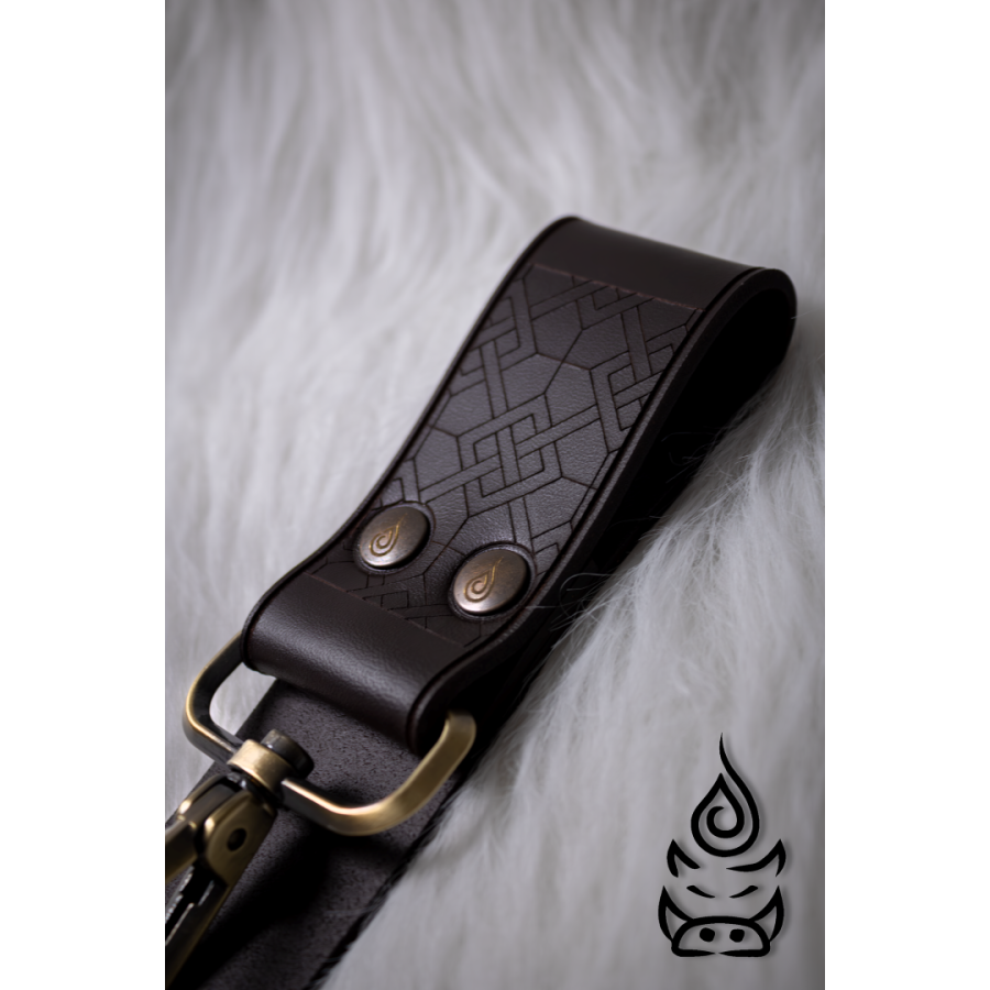 Détail du porte-lanterne en cuir gravé avec rivets en laiton