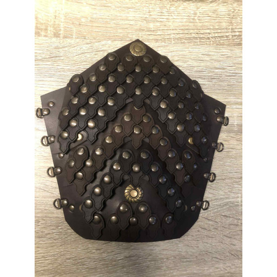 Élément d’armure médiévale décoré d’écailles courbées en cuir