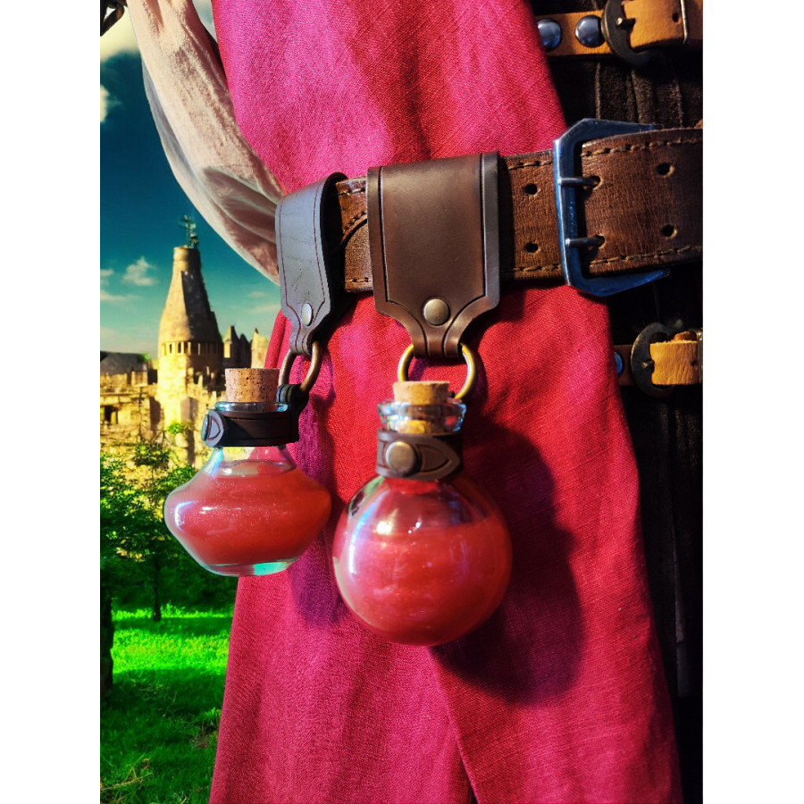 Porte-fioles médiévaux en cuir fixés à une ceinture de costume