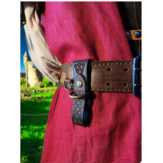 Détail du porte-chope en cuir fixé à une ceinture médiévale