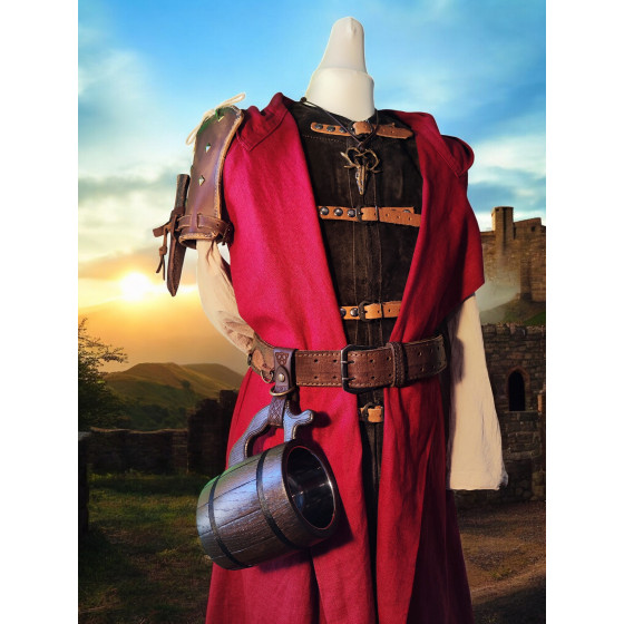 Porte-chope en cuir avec chope porté sur un costume de GN