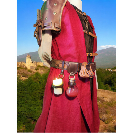 Bourse en cuir portée à la ceinture sur un costume médiéval rouge