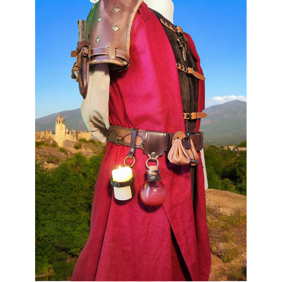 Bourse en cuir portée à la ceinture sur un costume médiéval rouge